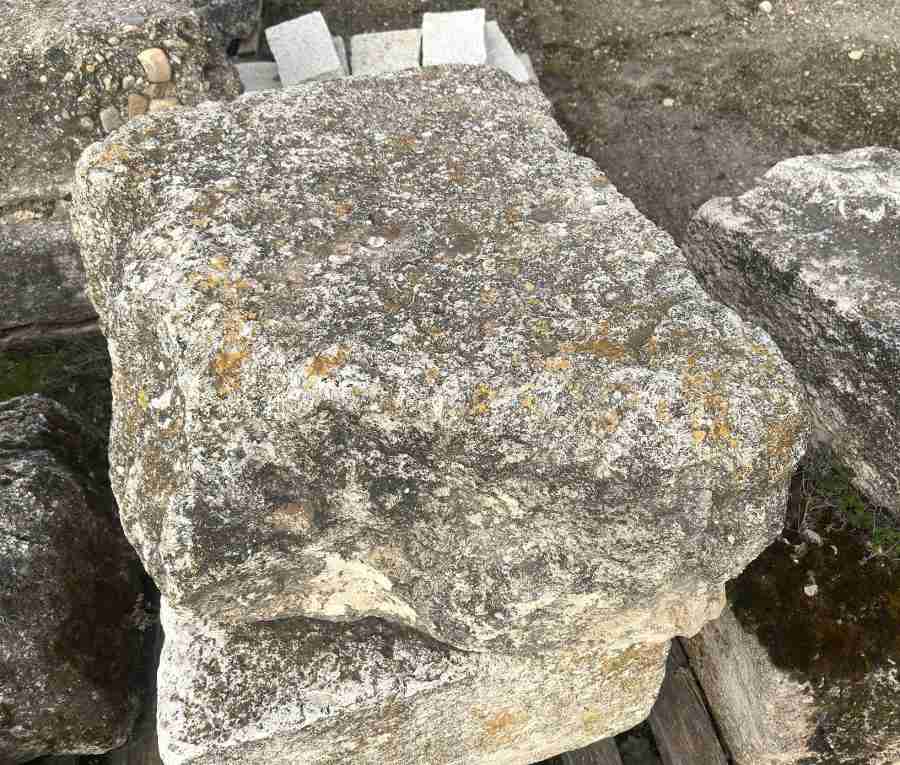 Base de piedra caliza antigua
